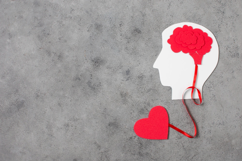 Das Gehirn ist mit dem Herzen verbunden als Symbol für das Gleichgewicht zwischen Verstand und Gefühl.